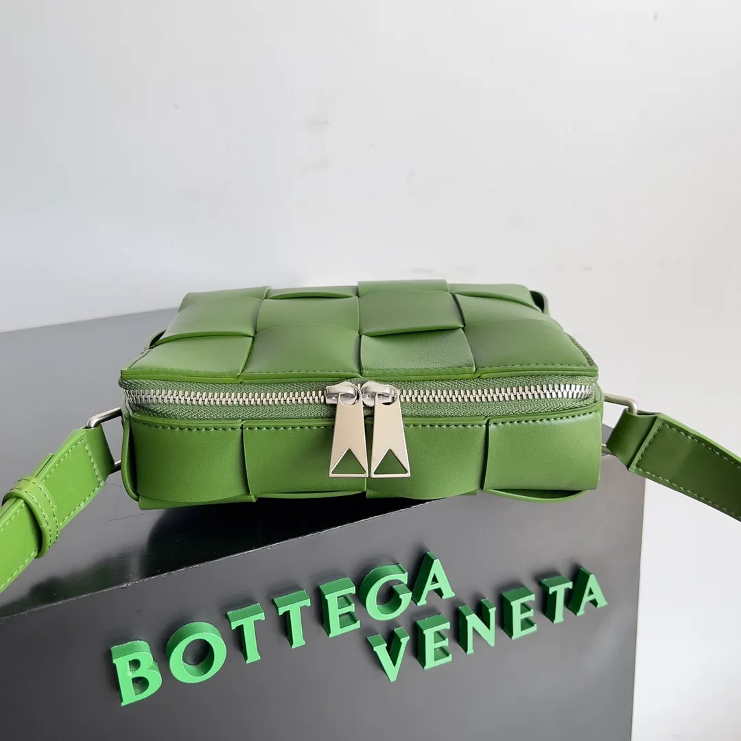Batch 1960 BV men’s camera bag, BV men’s 2023 SS Pre Spring new camera 📷The zippered Cassette is a bit cool⭕️ Very suitable for babies who like to be low-key and unassuming, this bag is really boyfriend-friendly💪, it should be worn with a windbreaker or sweater in autumn and winter. Imported Italian calfskin, the quality is visible, and the capacity is completely OK. Style number: 730027 Size: 20*15*5
